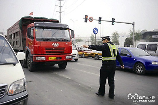 長春交警嚴查貨車違法 請車主按規(guī)范整改車輛 商用車之家