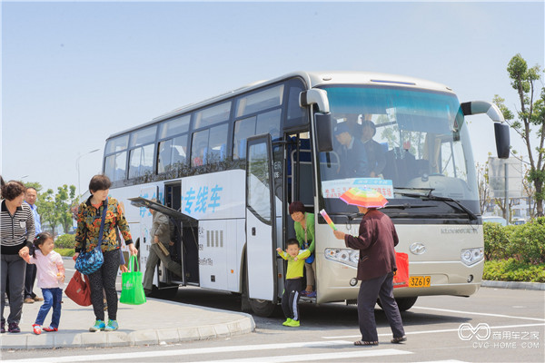 走下園博會專線車，游客們的內(nèi)心滿是期待.jpg